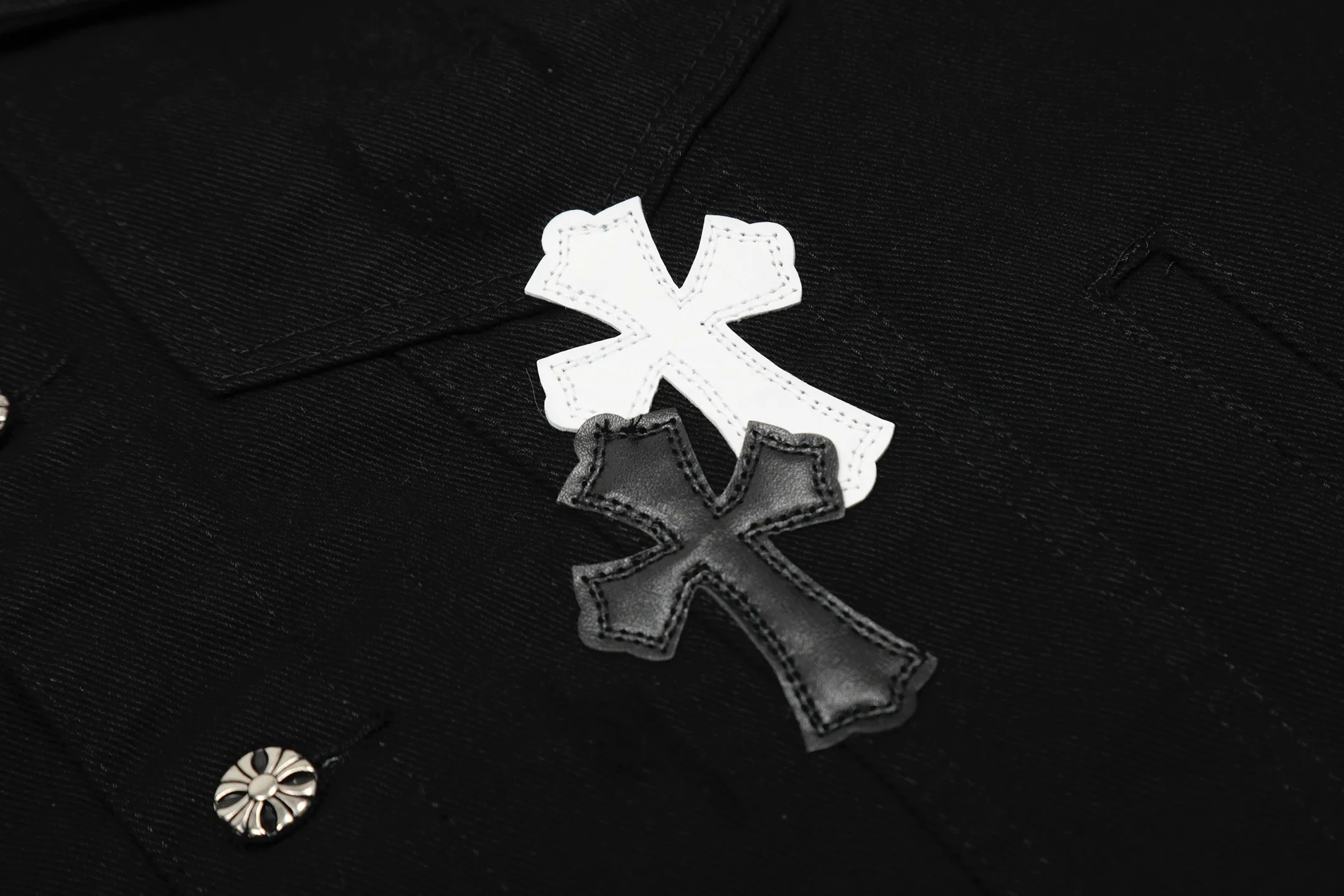 P260 💰 Chrome Hearts Chrome Hearts Cross-Patch Leather Embroidered Shirt Denim Jacket OS version can be worn by both men and women! The fabric is made of twill gauze cotton fabric! The texture is clear and smooth, not easy to wrinkle or fade! The embroidery process is complex and repetitive. There are more than 20 leather labels. It takes 6 repeated embroidery steps to complete the back body. The requirements for the embroidery machine are very strict, and the distance is 45 cm! It won’t work if the spacing is too big, and it won’t work if it’s too small! We make clothes with care, and every detail must be restored one to one! The hardware is all carved and cast, and they are all genuine from the original factory! This piece of clothing consumes a lot of material, with more than 3 meters of material used for one piece of clothing! After the garment is made, it needs to be fixed at high temperature, washed at a water temperature of more than 70 degrees, and softened by adding softener to make the upper body softer and smoother! There is a flap on the sleeve that can be stored into short sleeves! Make it fit that understanding Color: Black White Size: S-M-L-XL